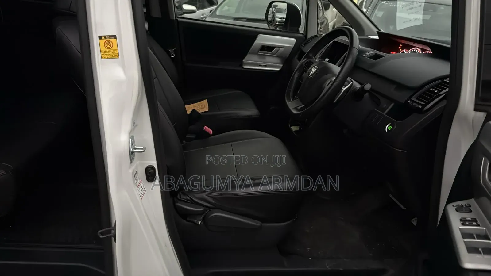 Toyota Noah 2.0 143hp AWD (8 Seater) 2012 White