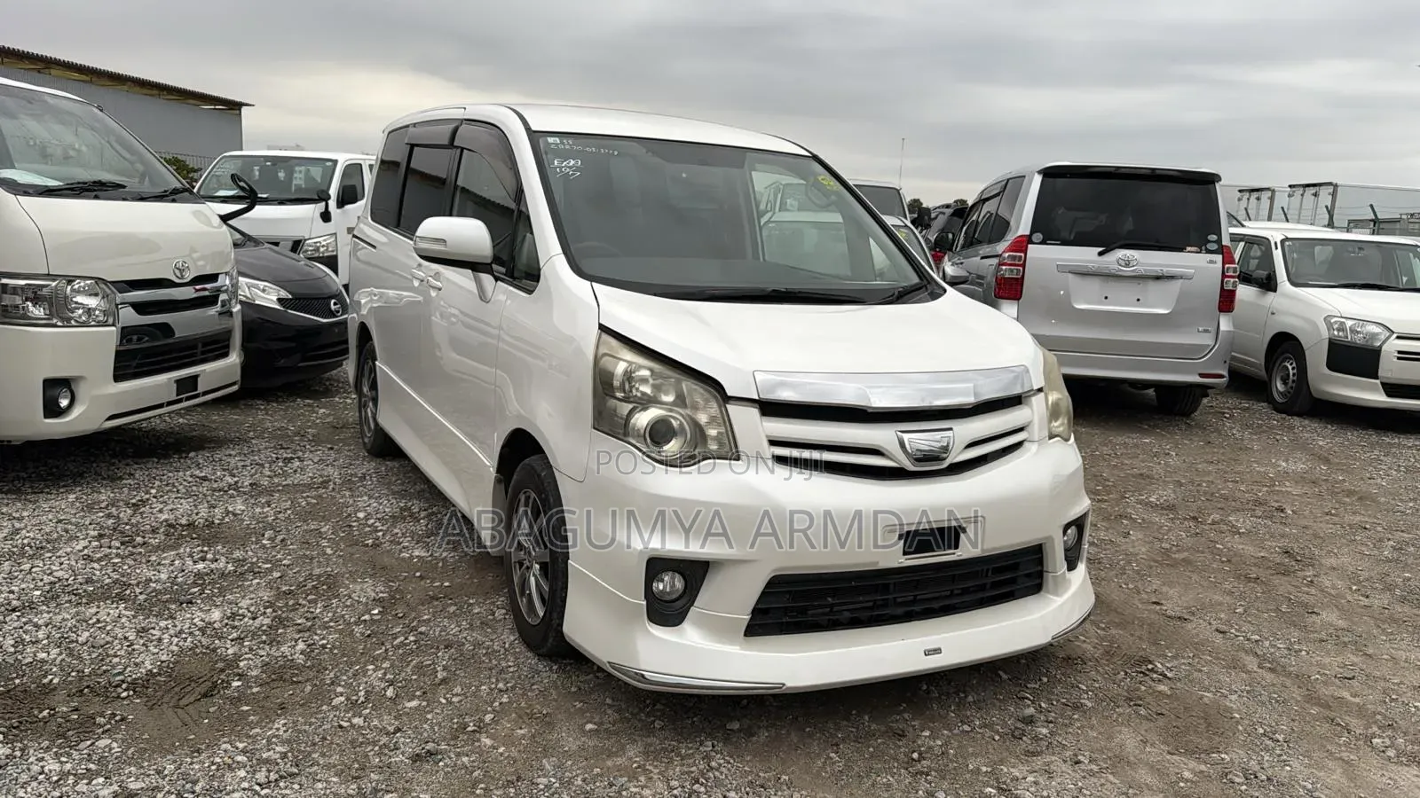 Toyota Noah 2.0 143hp AWD (8 Seater) 2012 White