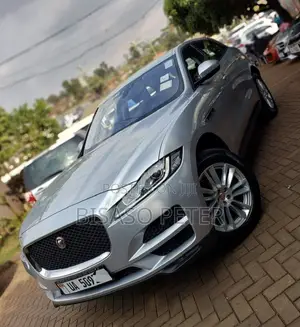 Jaguar F-Pace 2017 Silver