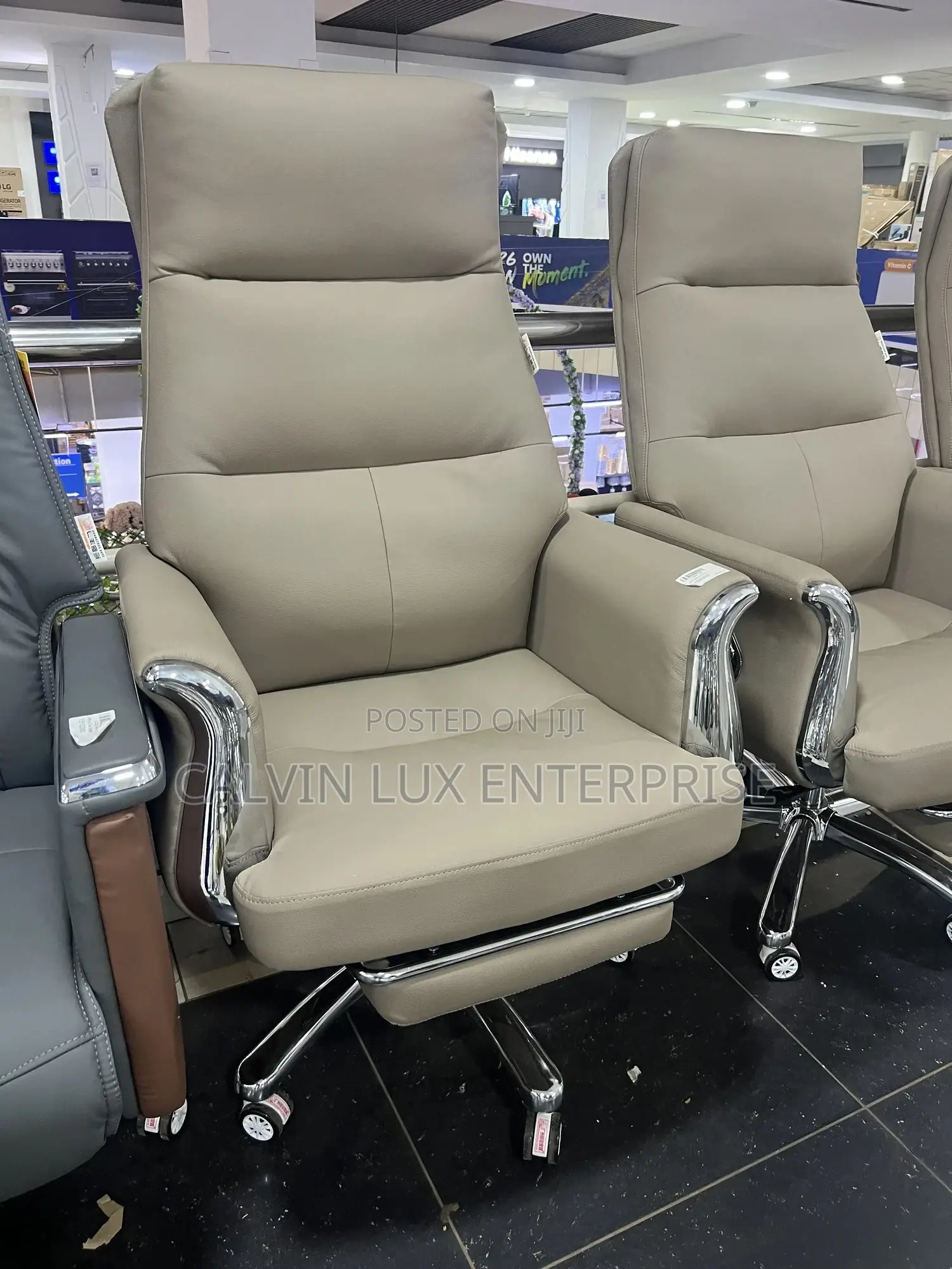 Office High Back Cushion Chair With Wheels