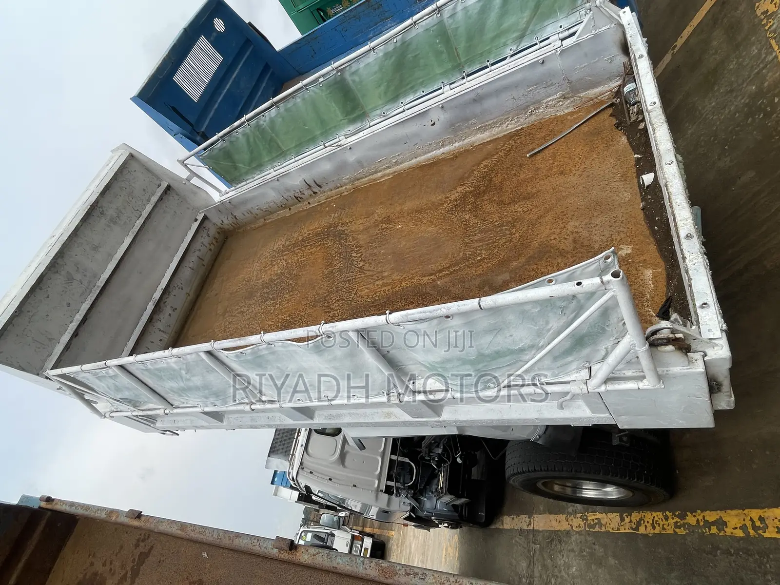 Canter Tipper White
