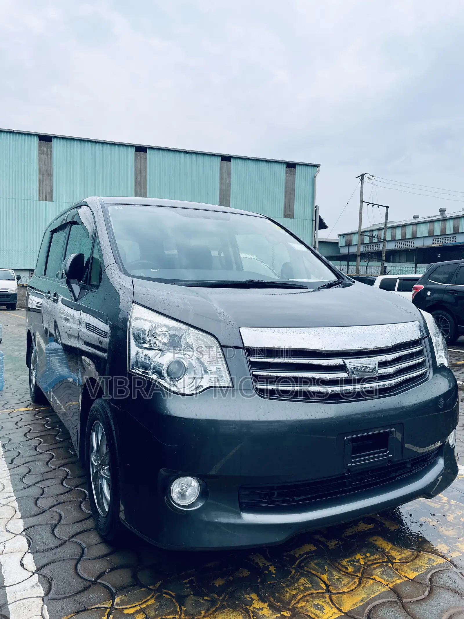 Toyota Noah 2012 Gray