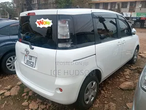 Toyota Sienta 2012 White
