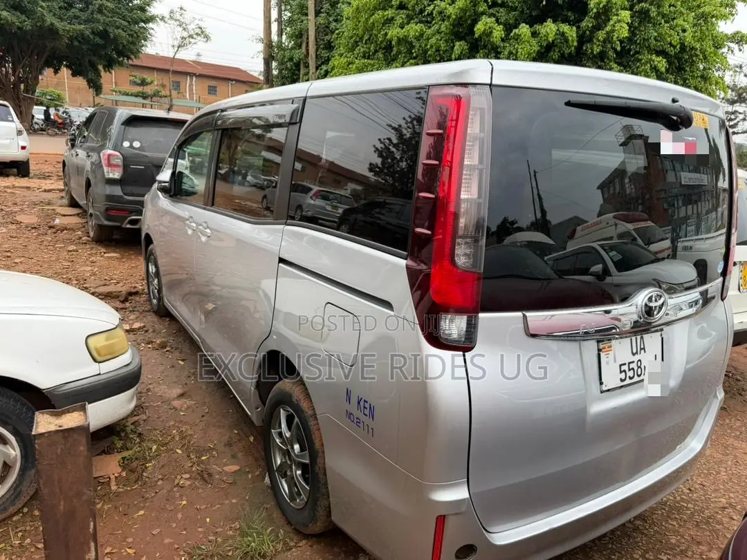 Toyota Noah 2015 Silver