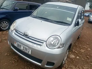 Toyota Sienta 2010 Silver