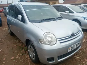 Toyota Sienta 2010 Silver
