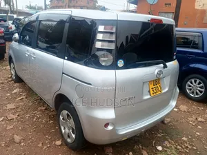 Toyota Sienta 2010 Silver