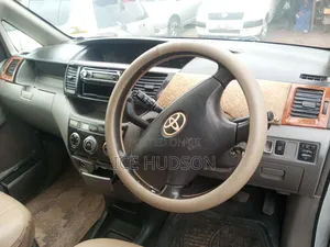 Toyota Voxy 2005 White