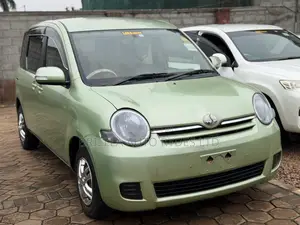 Toyota Sienta 2010 Green