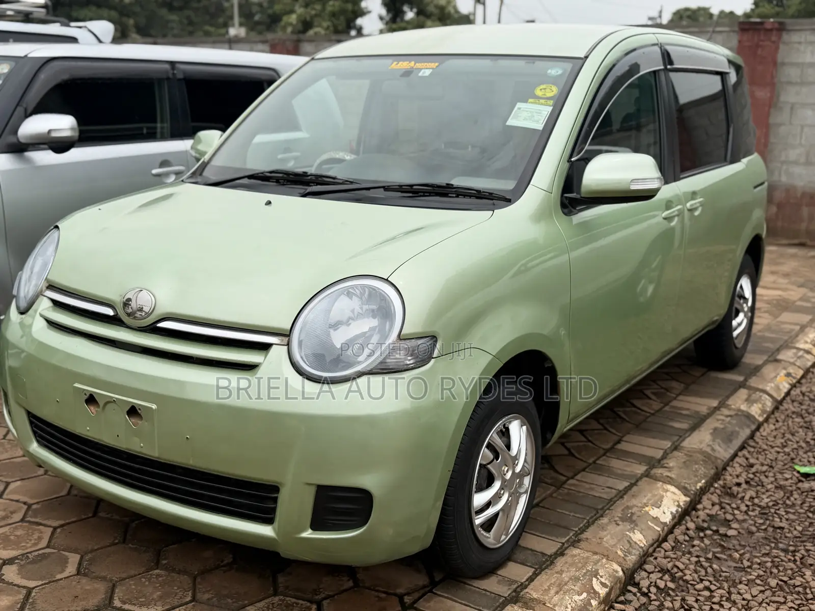 Toyota Sienta 2010 Green