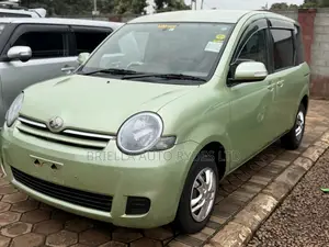 Toyota Sienta 2010 Green