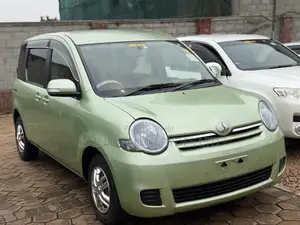 Toyota Sienta 2010 Green