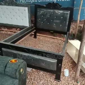Silver Buttoned 4by6 Bed