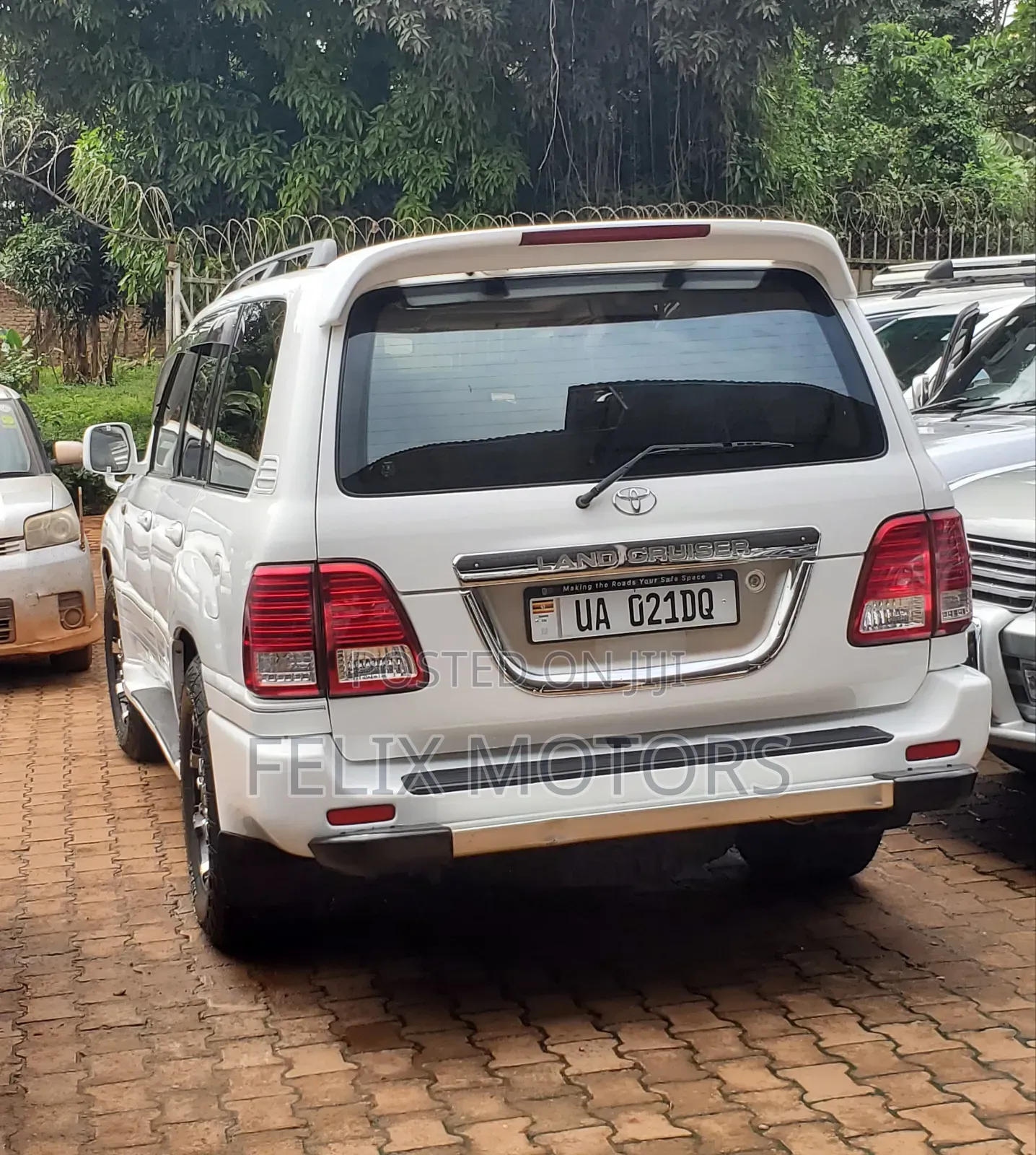Toyota Land Cruiser HDJ 100 2000 White