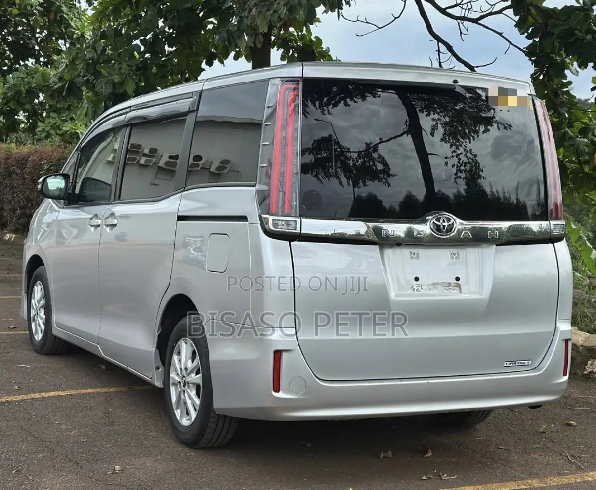 Toyota Noah 2018 Silver