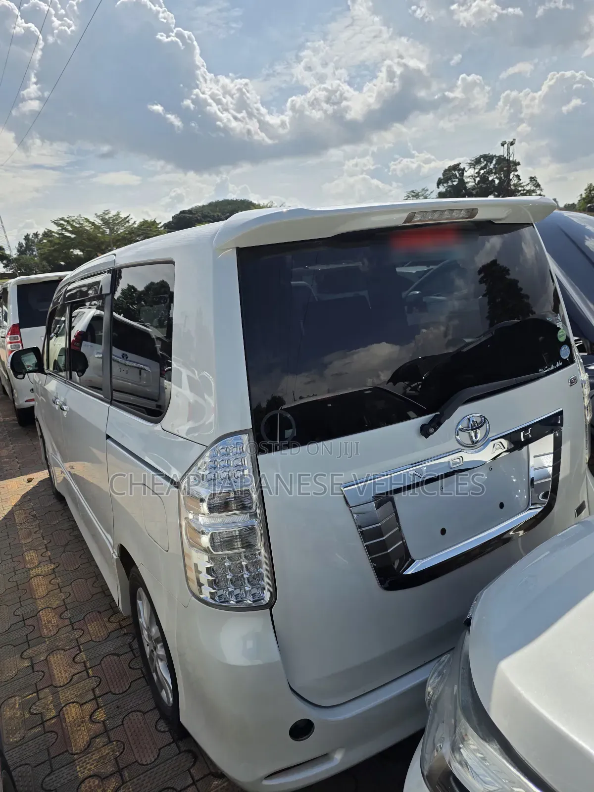 Toyota Noah 2013 White