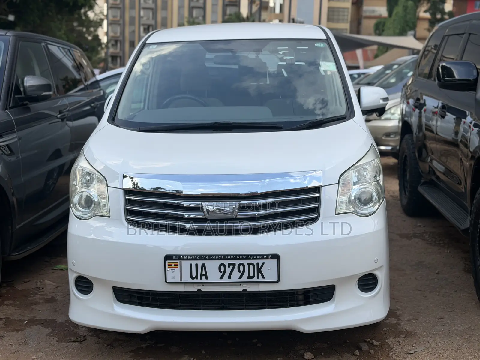 Toyota Noah 2011 Off white