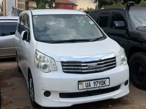Toyota Noah 2011 Off white