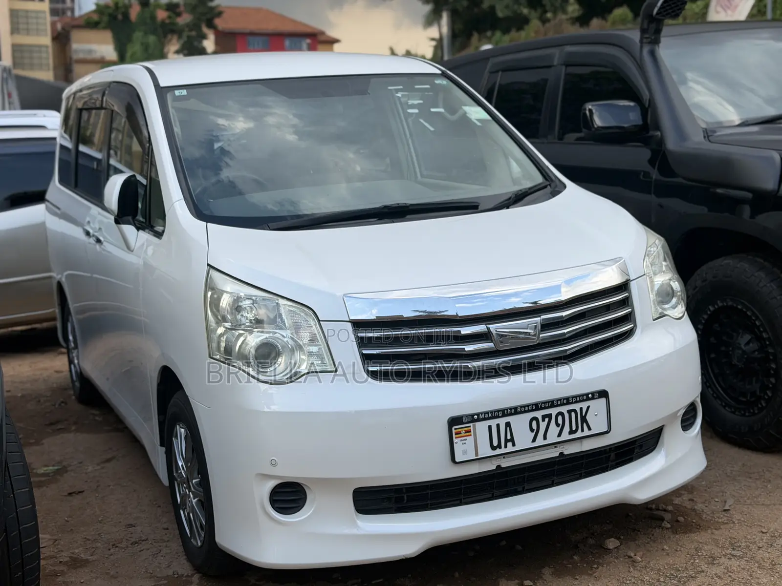 Toyota Noah 2011 Off white