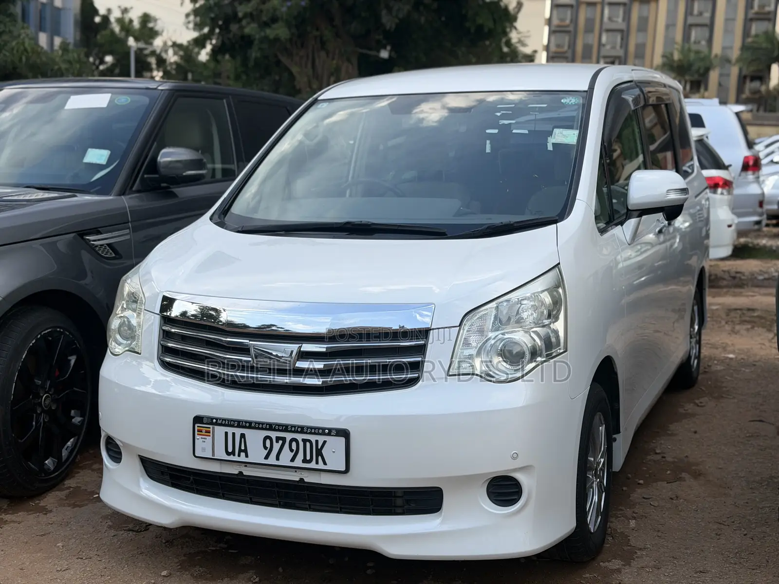 Toyota Noah 2011 Off white