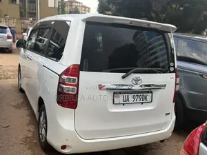 Toyota Noah 2011 Off white