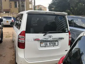 Toyota Noah 2011 Off white