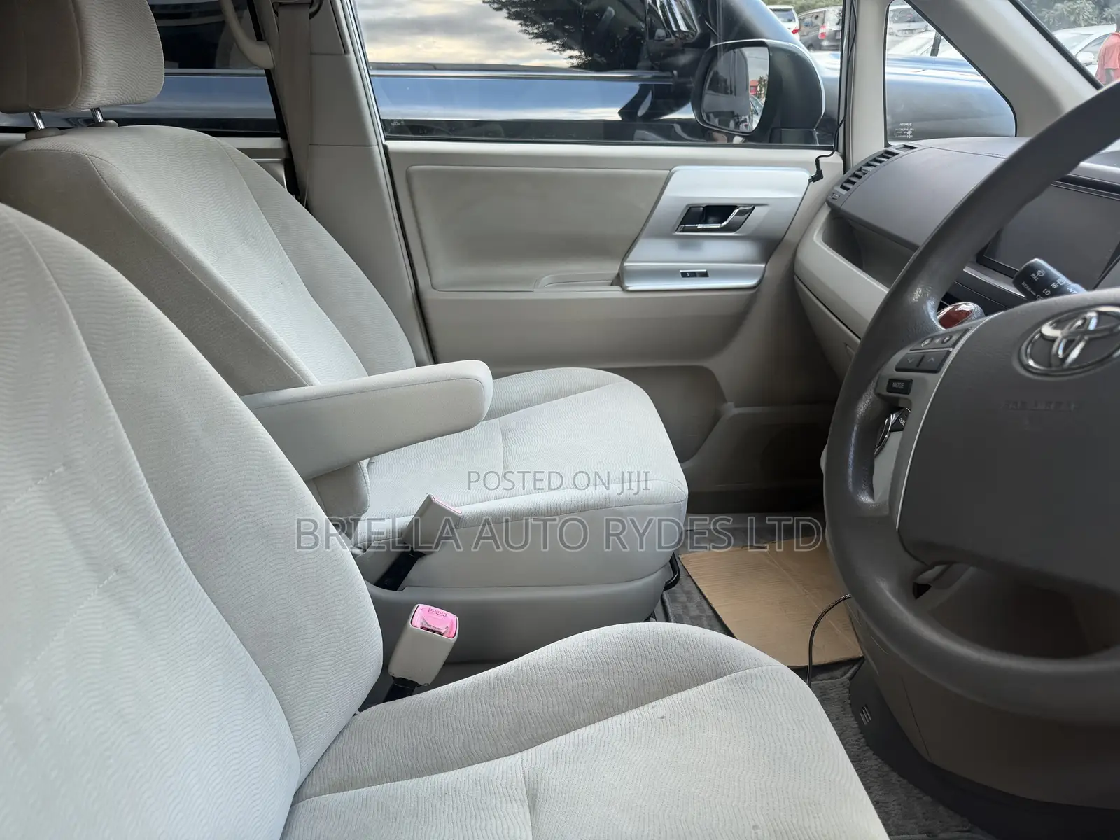 Toyota Noah 2011 Off white