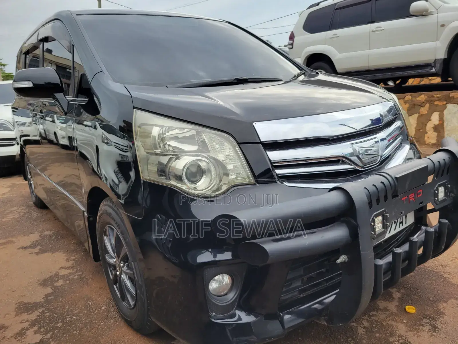 Toyota Noah 2.0 143hp AWD (8 Seater) 2011 Black
