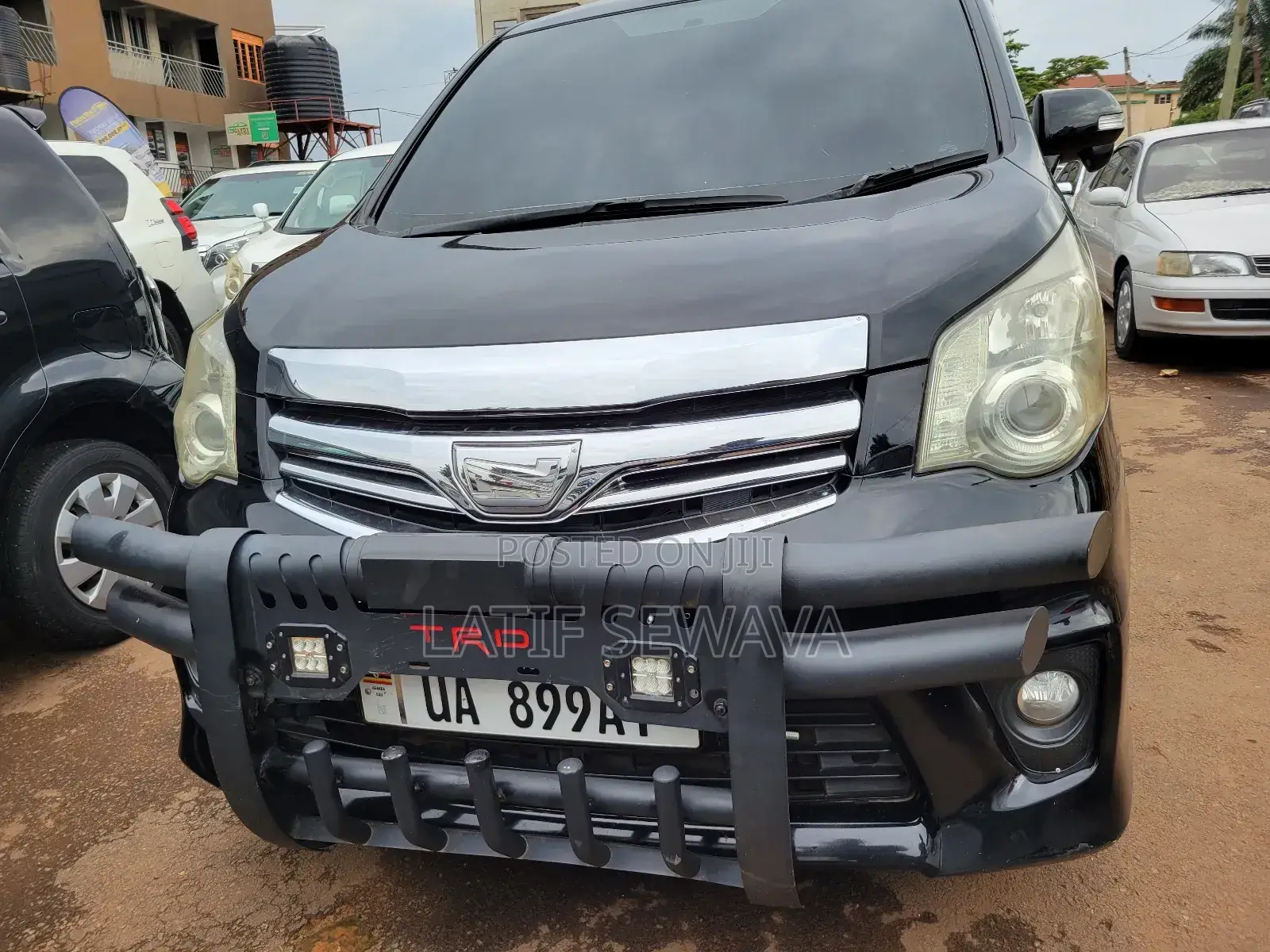 Toyota Noah 2.0 143hp AWD (8 Seater) 2011 Black