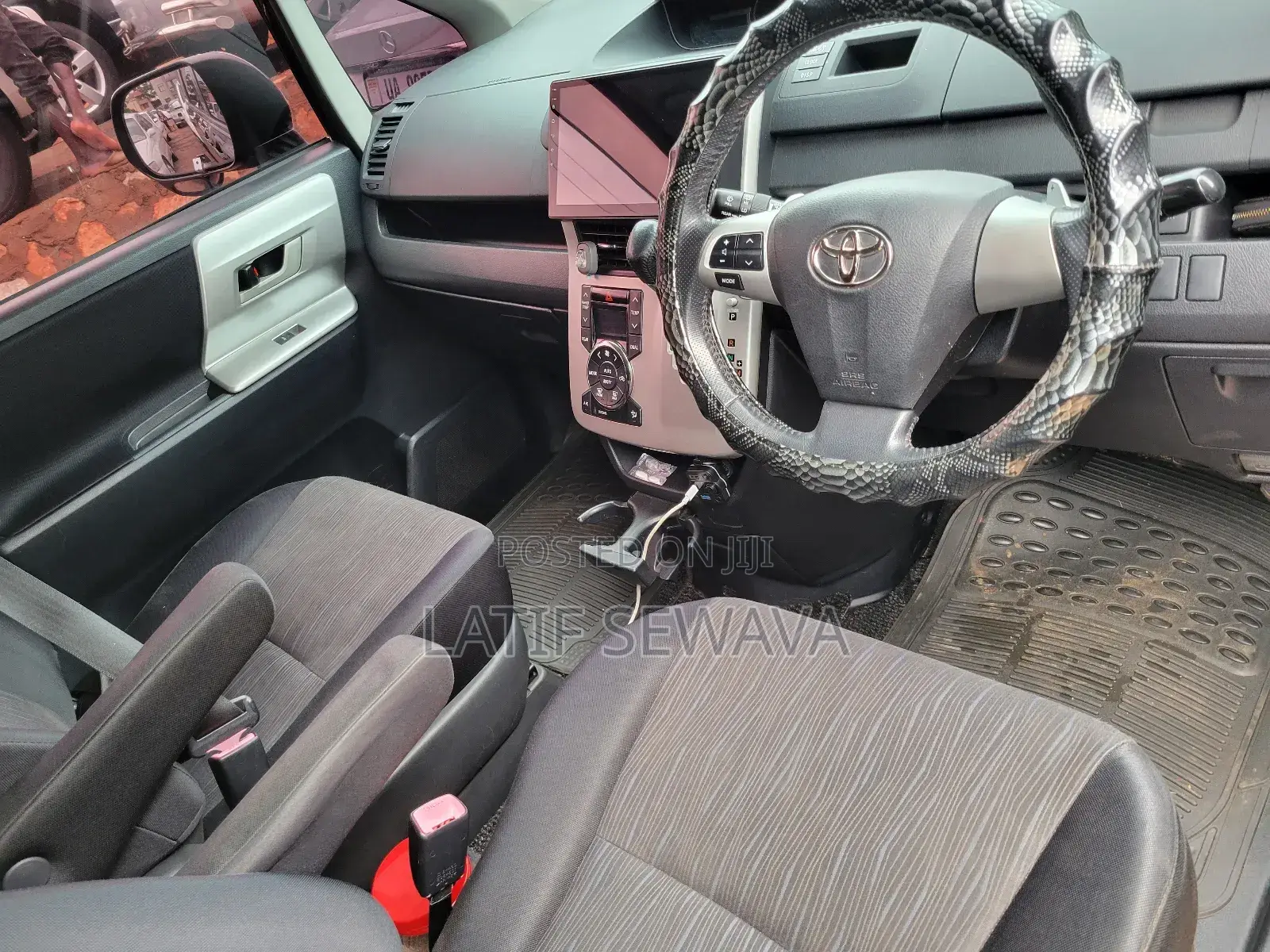 Toyota Noah 2.0 143hp AWD (8 Seater) 2011 Black