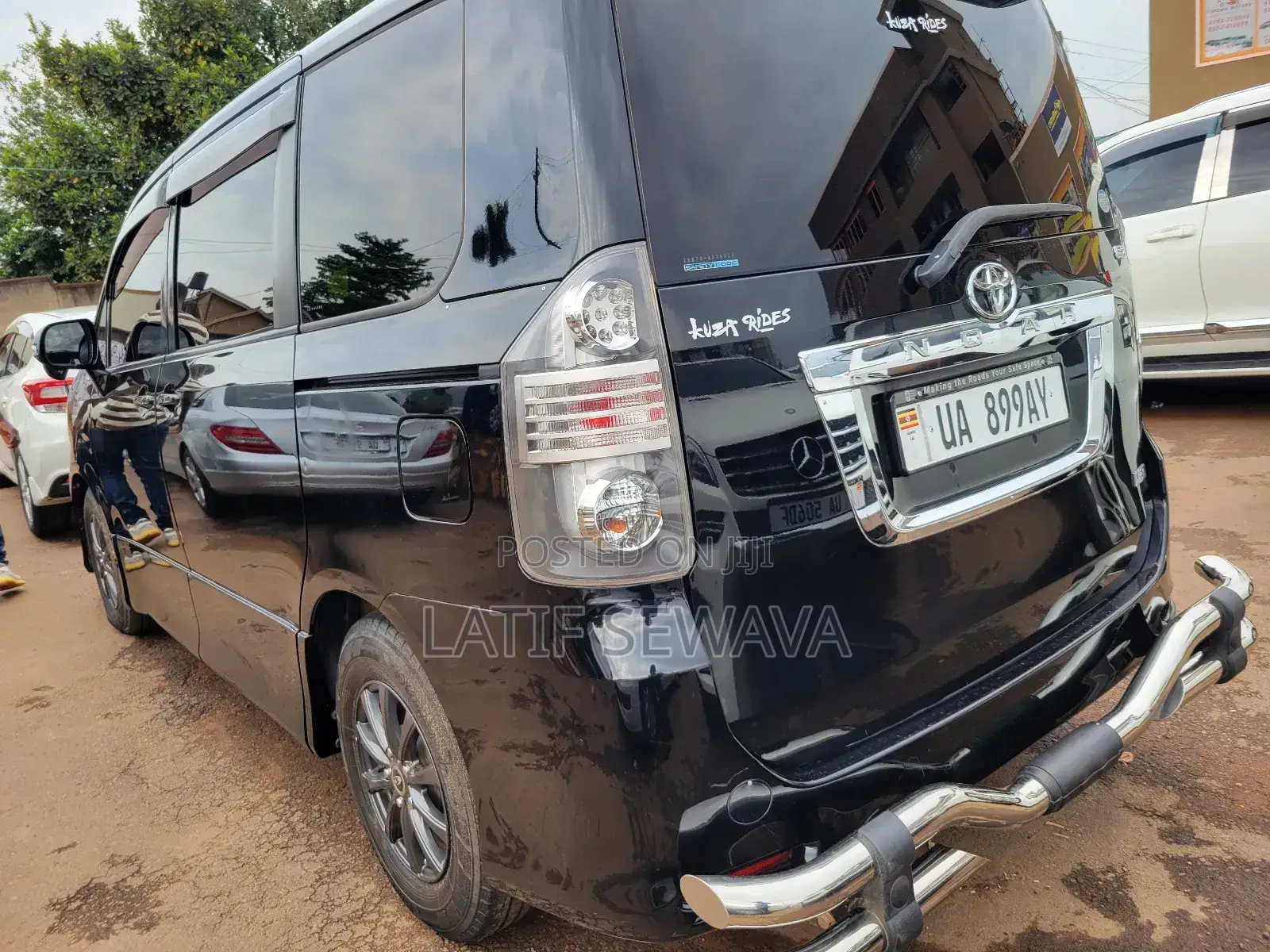 Toyota Noah 2.0 143hp AWD (8 Seater) 2011 Black