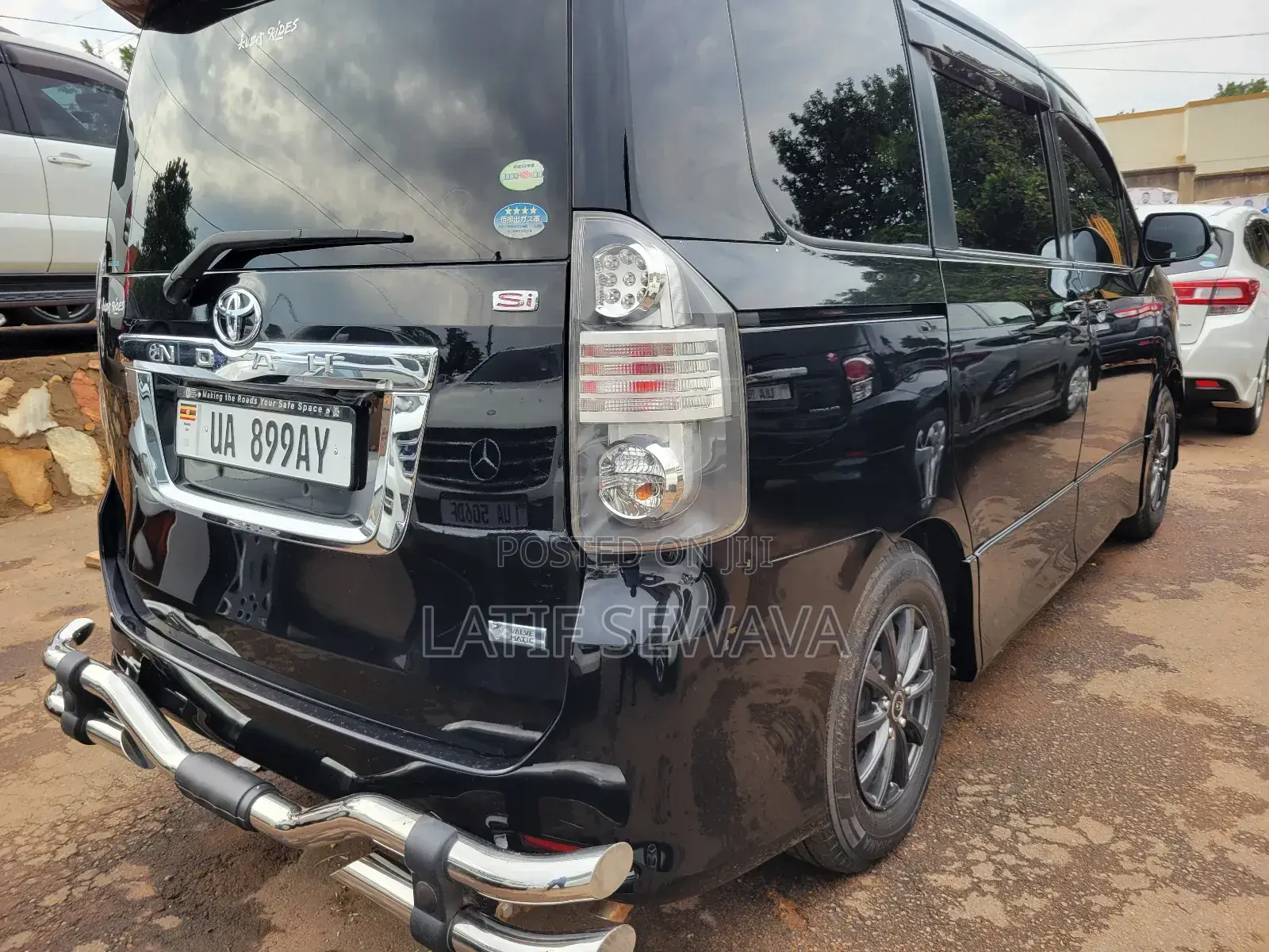 Toyota Noah 2.0 143hp AWD (8 Seater) 2011 Black