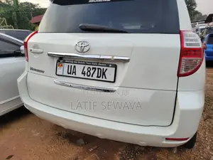 Toyota Vanguard 2010 White