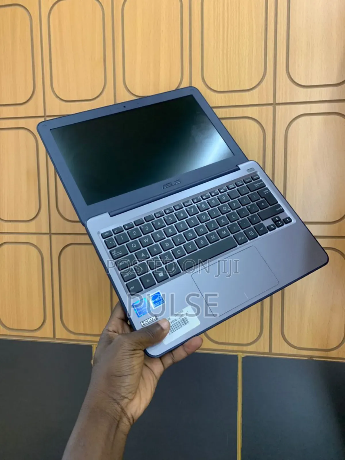 Laptop Asus VivoBook W202 4GB Intel Celeron SSD 60GB