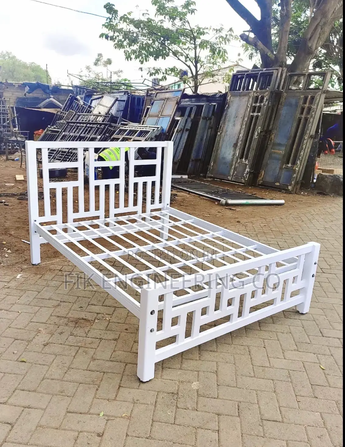 Mordern Metalļiç Bed