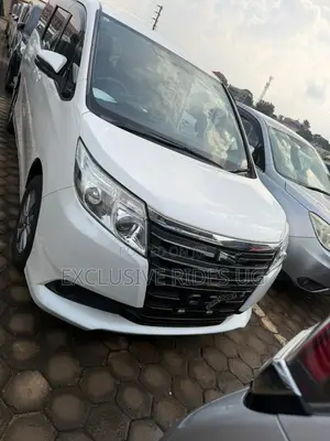 Toyota Noah 2.0 AWD (8 Seater) 2014 White