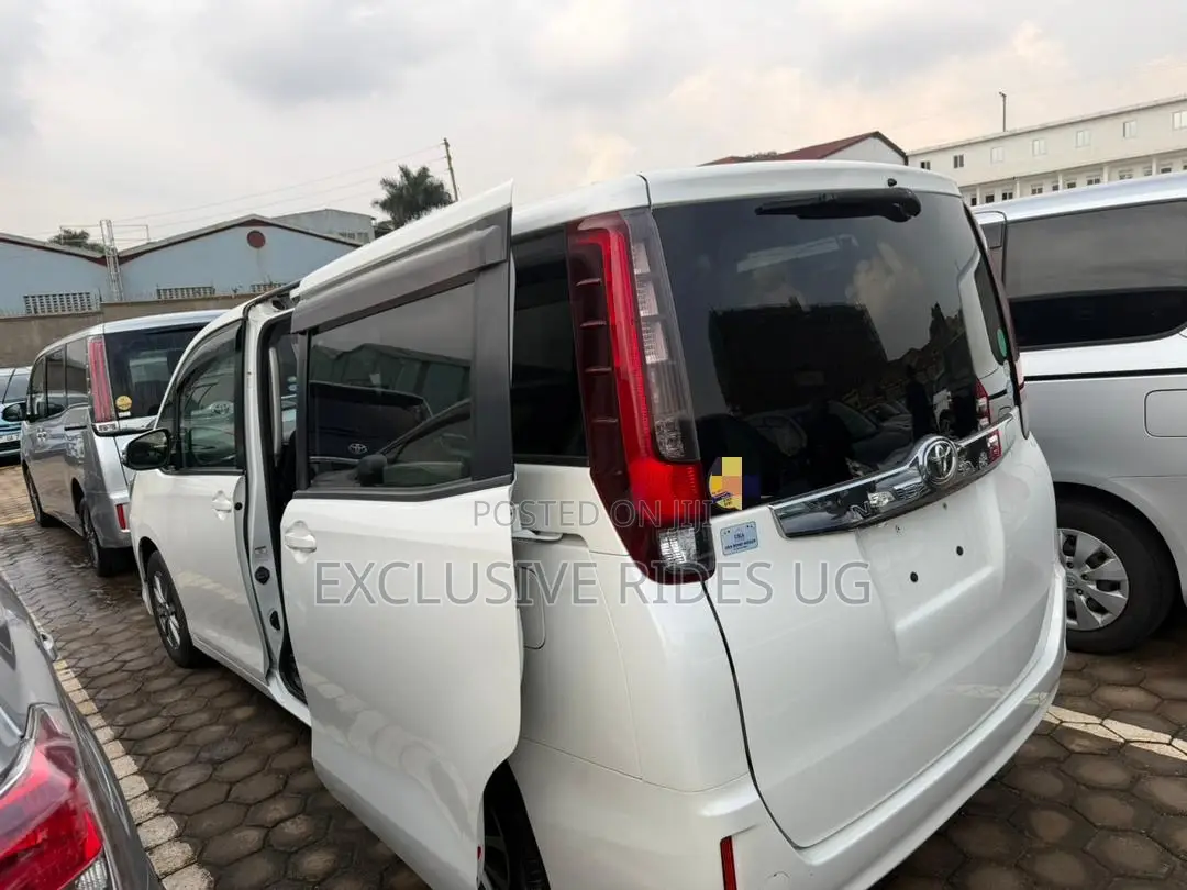 Toyota Noah 2.0 AWD (8 Seater) 2014 White