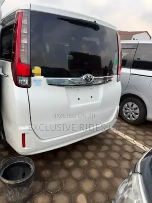 Toyota Noah 2.0 AWD (8 Seater) 2014 White