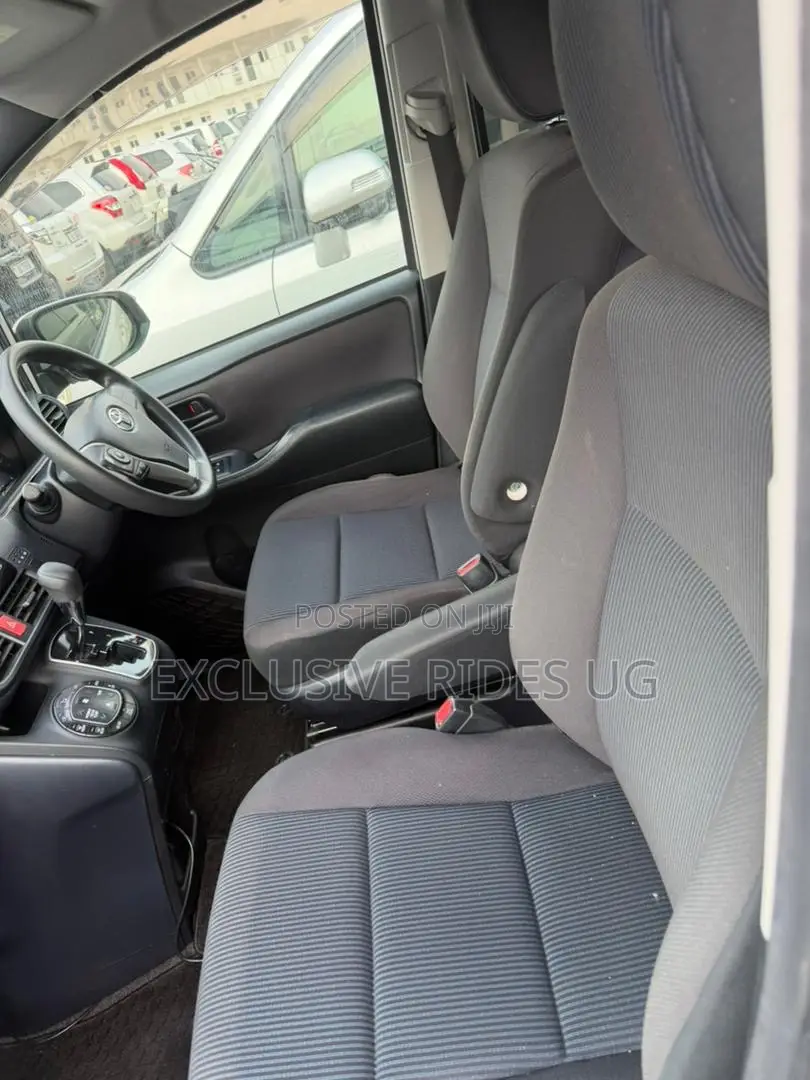 Toyota Noah 2.0 AWD (8 Seater) 2014 White