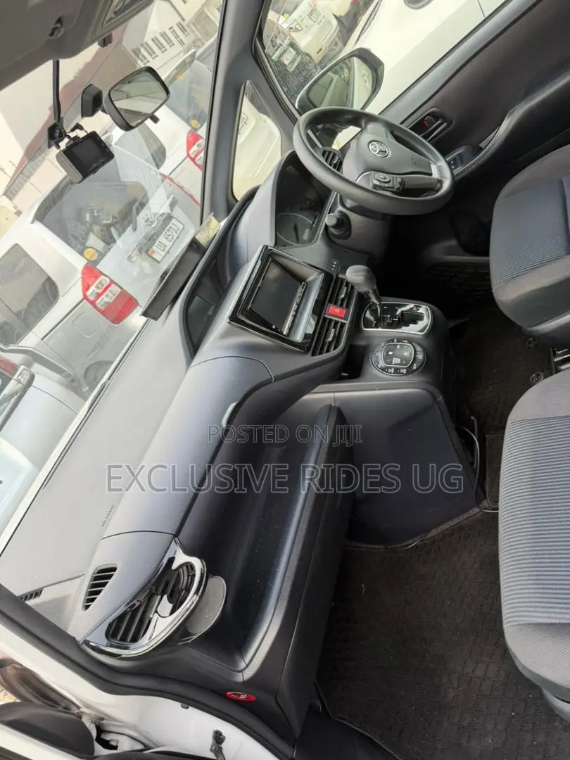Toyota Noah 2.0 AWD (8 Seater) 2014 White
