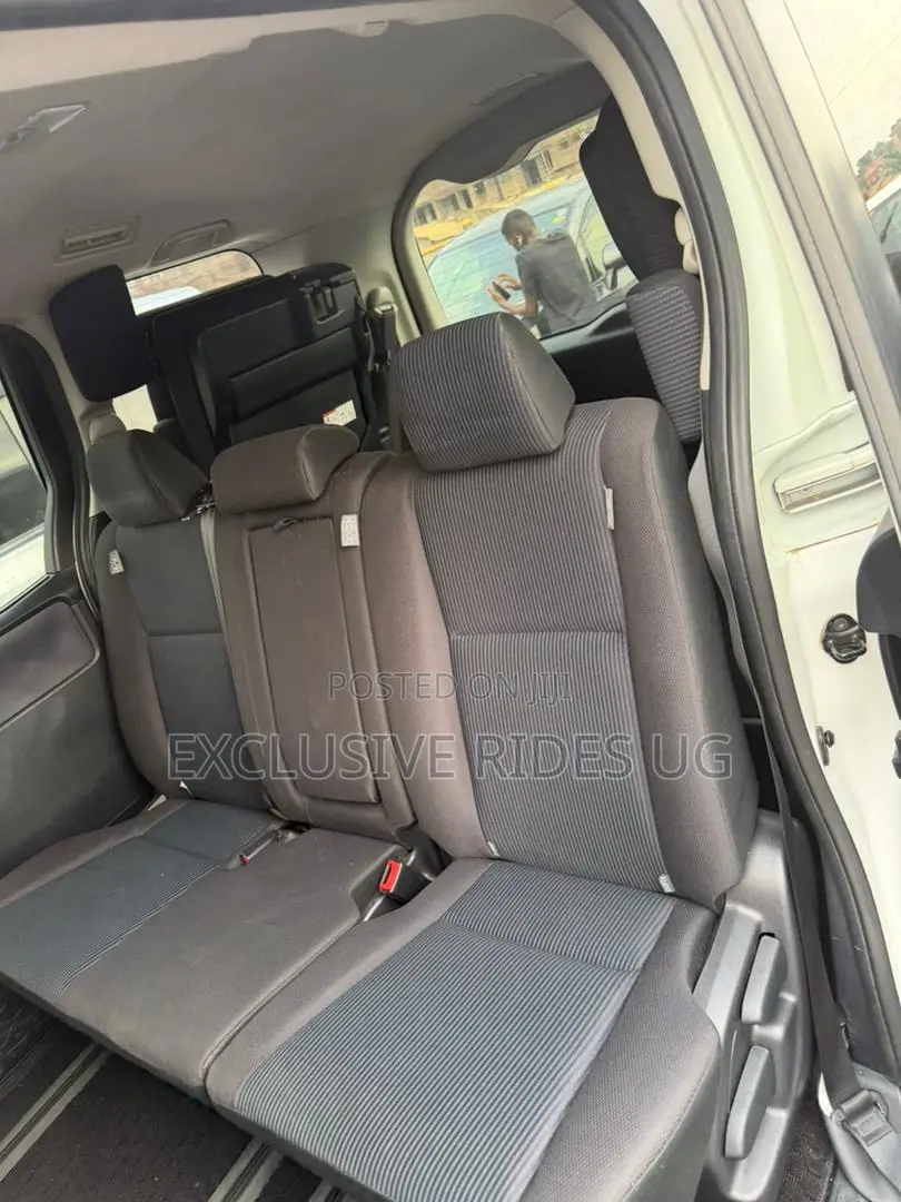 Toyota Noah 2.0 AWD (8 Seater) 2014 White