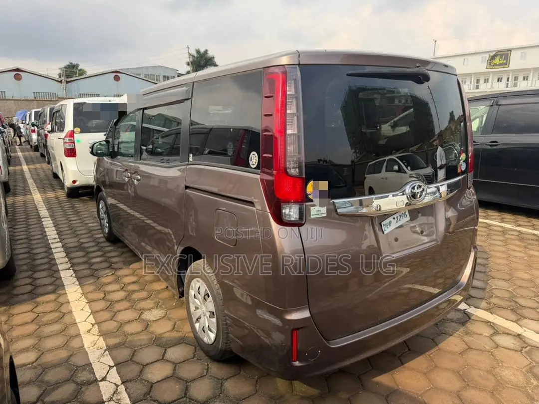 Toyota Noah 2.0 AWD (8 Seater) 2015 Gray