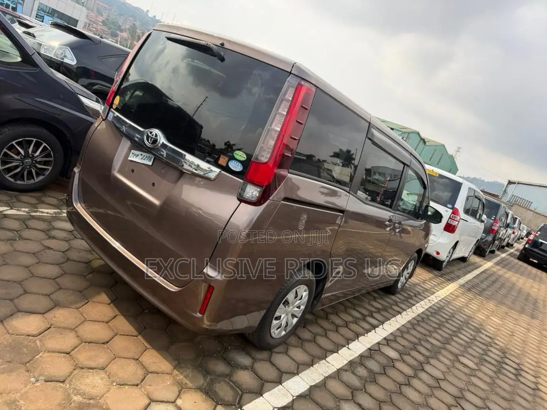 Toyota Noah 2.0 AWD (8 Seater) 2015 Gray