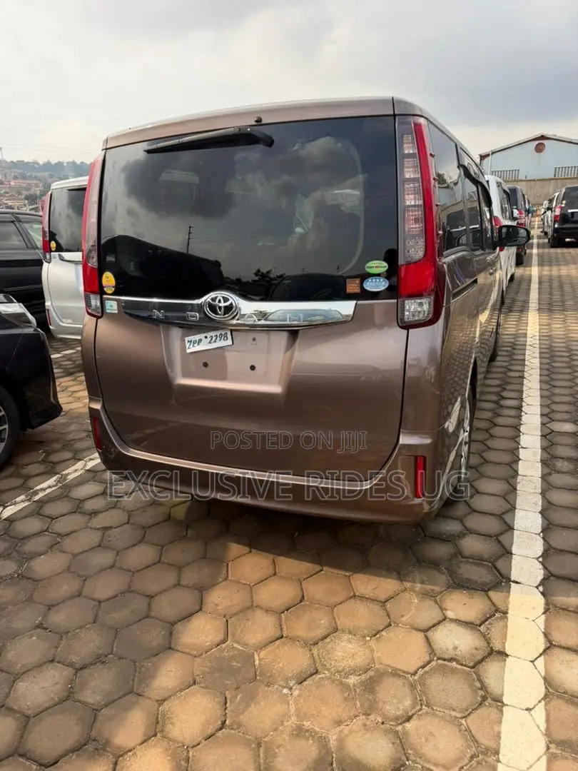 Toyota Noah 2.0 AWD (8 Seater) 2015 Gray