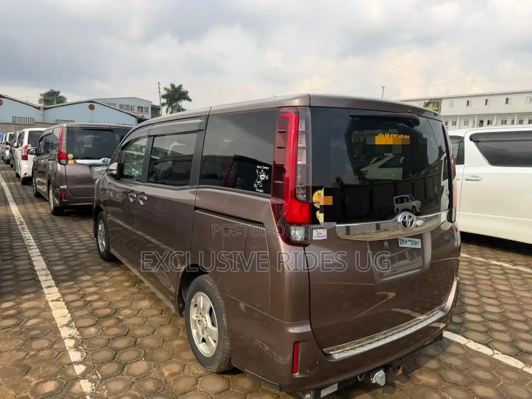 Toyota Noah 2.0 AWD (8 Seater) 2015 Gray