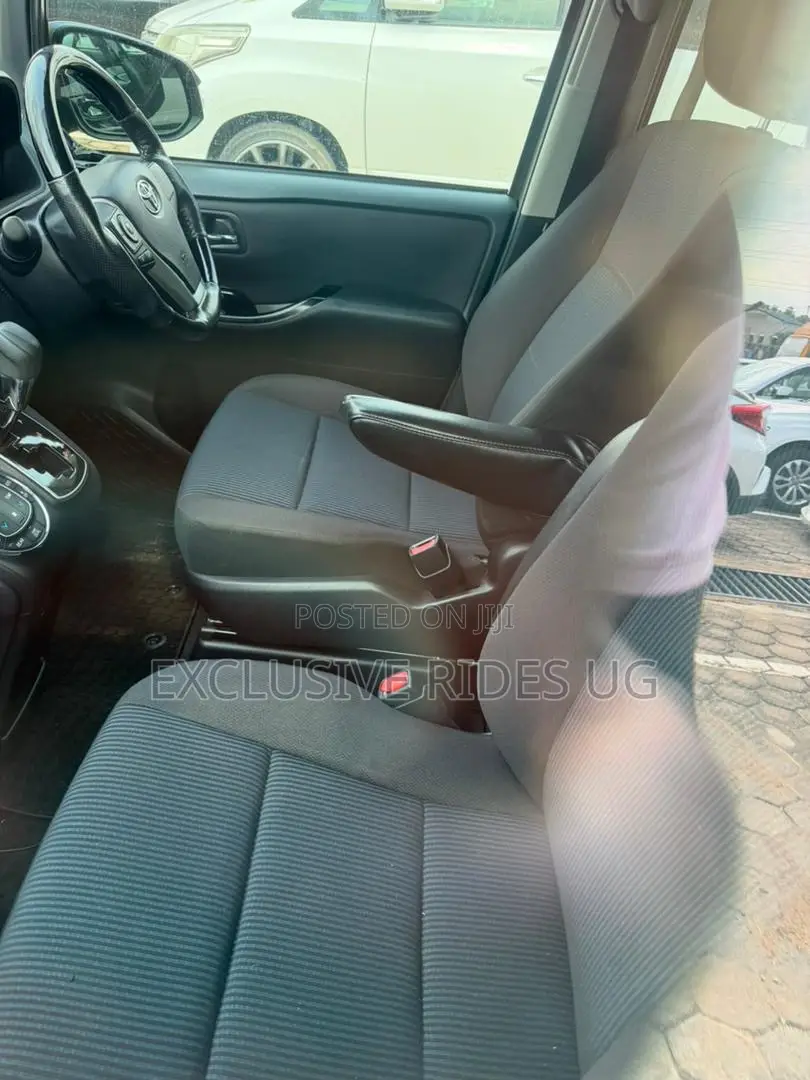 Toyota Noah 2.0 AWD (8 Seater) 2015 Gray