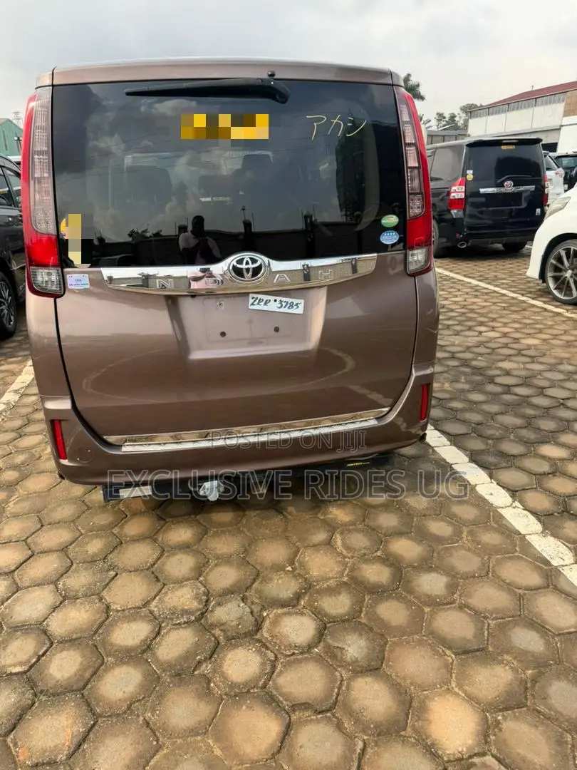 Toyota Noah 2.0 AWD (8 Seater) 2015 Gray