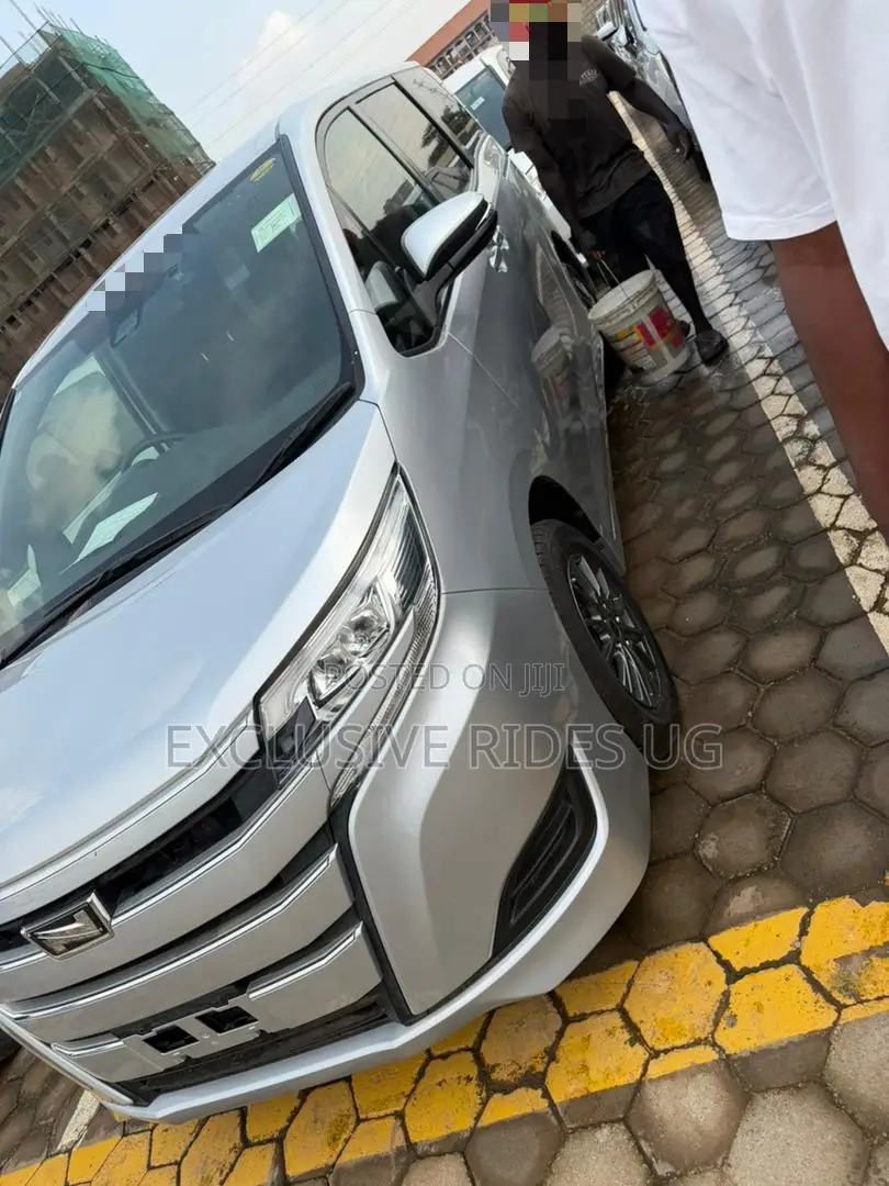 Toyota Noah 2.0 AWD (8 Seater) 2019 Silver