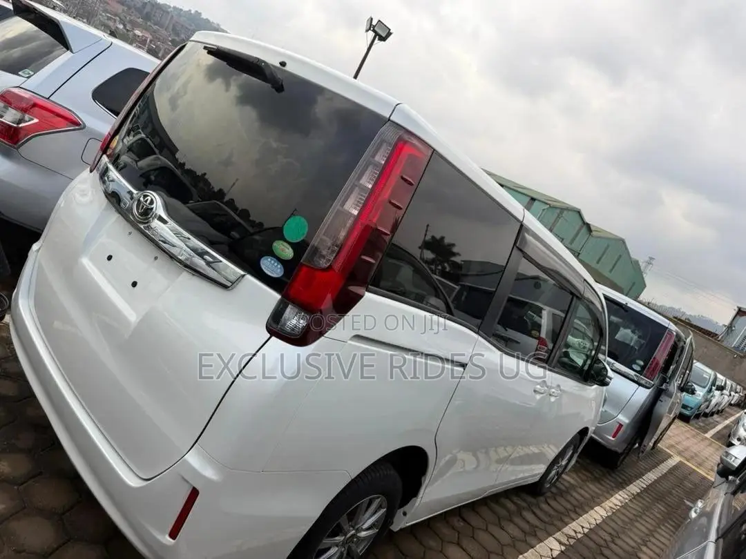 Toyota Noah 2.0 AWD (8 Seater) 2014 White