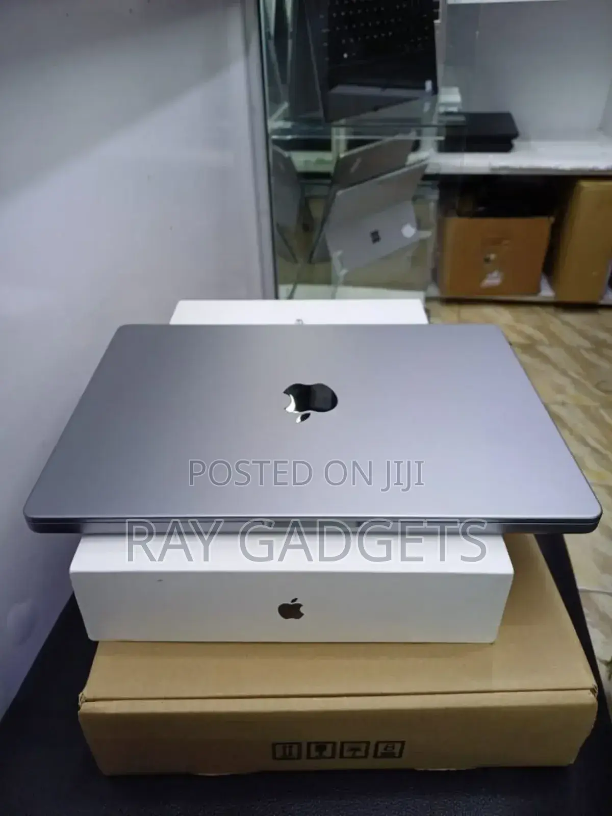 New Laptop Apple MacBook 2020 8GB Intel Core i7 SSD 256GB